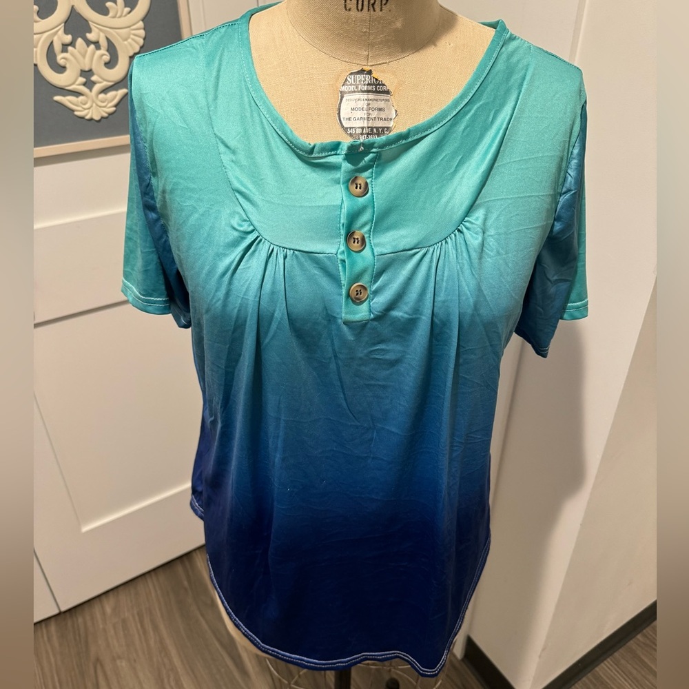 EUC ombré turquoise, royal blue faux button short sleeve top.